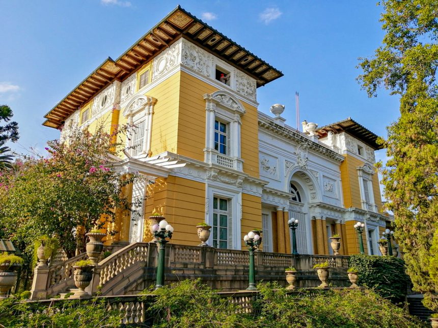 El Palacio Portales se destaca por su construcción y sus jardines ...